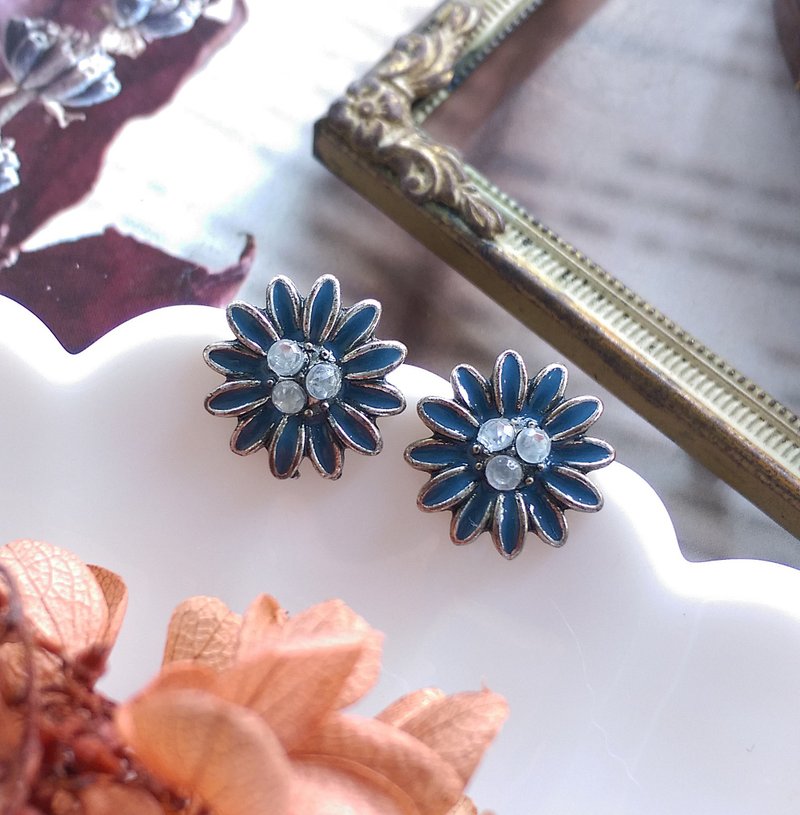 Vintage Jewelry 西洋古董饰品 小巧 小雏菊 小花卉 针式耳环 - 耳环/耳夹 - 其他材质 白色