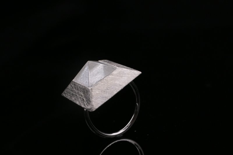 【我不要金字塔啦】纯银水晶戒指 - 耳环/耳夹 - 银 银色