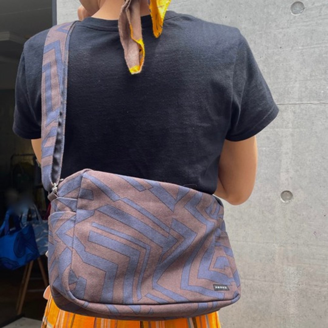 单肩包“Michi”Let's beHonest_几何图案 - 侧背包/斜挎包 - 棉 