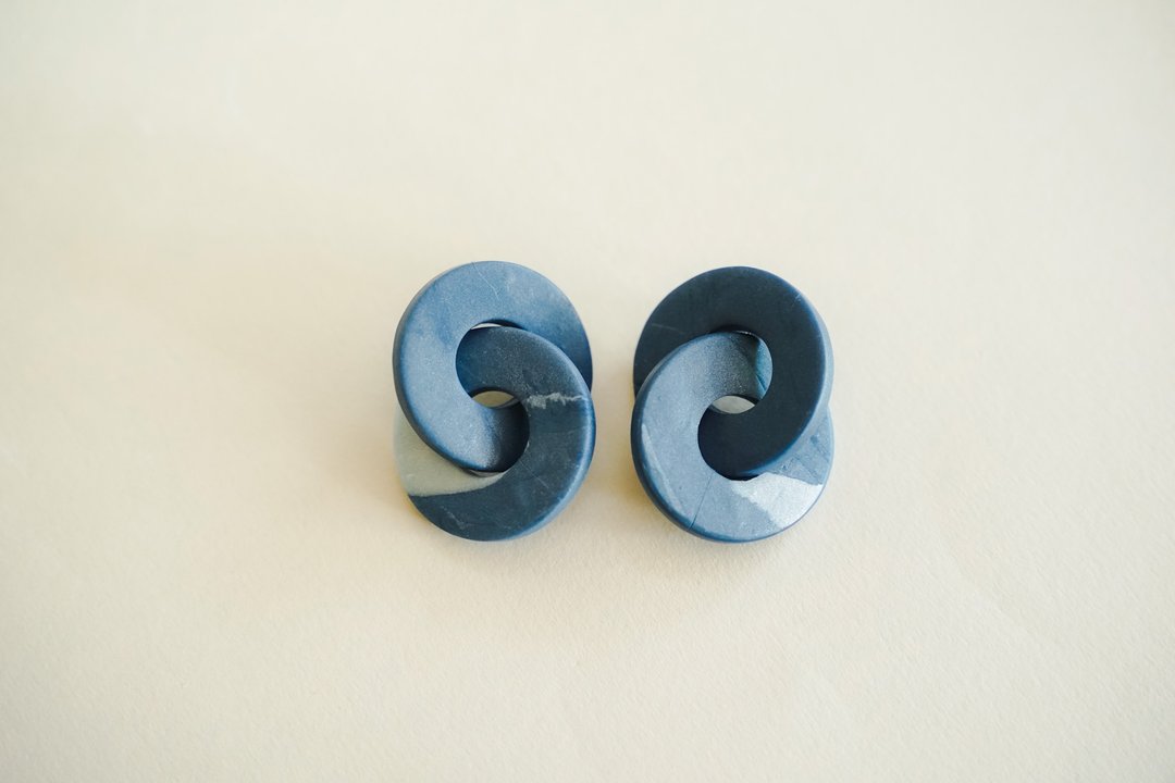 Marine Dalim earrings - 耳环/耳夹 - 树脂 蓝色