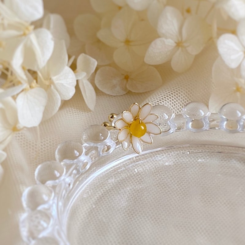 小雏菊 | 耳骨夹 耳扣 树脂花 接单制作 - 耳环/耳夹 - 树脂 白色