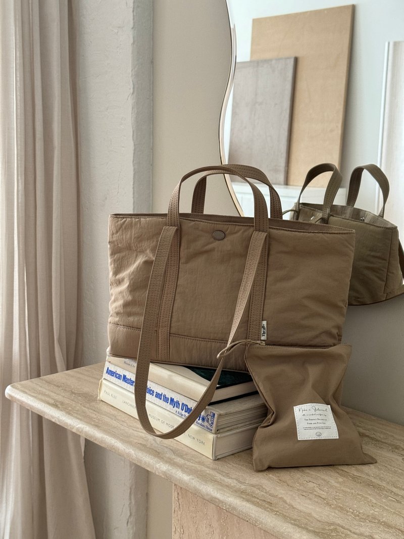 韩国 The Ally | 秋冬MOLLY BAG (附化妆小包) | 运动包 | 米色 - 手提包/手提袋 - 聚酯纤维 卡其色