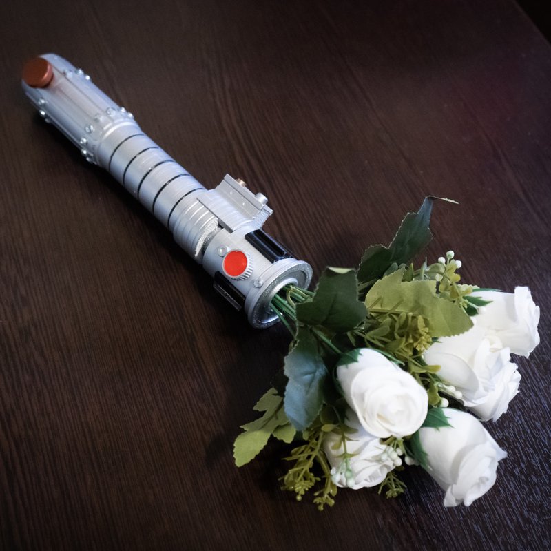 Mara Jade Star Wars Inspired Bridal Bouquet Holder | Star Wars wedding - 干燥花/捧花 - 塑料 银色