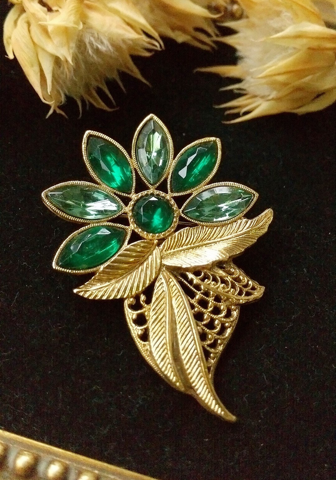 西洋古董饰品。1928  优美绿莱茵花朵金叶别针 - 徽章/别针 - 其他金属 金色