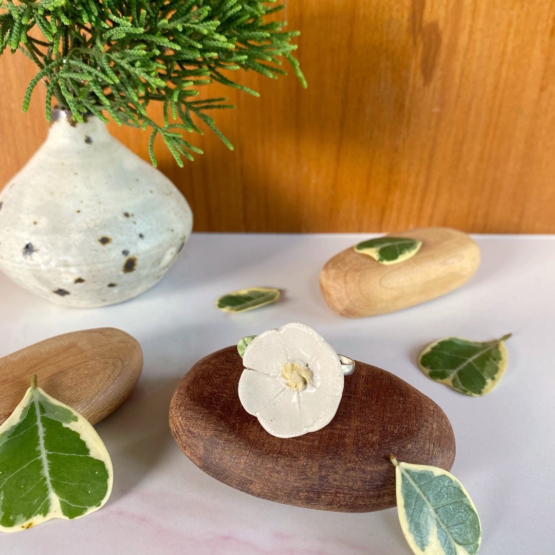 花朵戒指 (型号04) / ceramic ring / handmade - 戒指 - 陶 白色