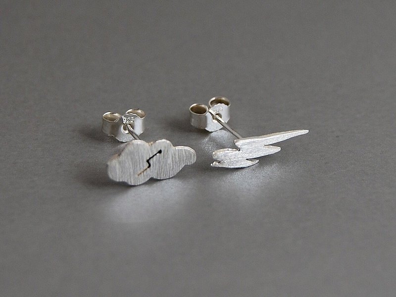 纯银镀金不对称阴雨天气耳钉 乌云闪电 设计生日表白爱情纪念日礼物 E013   | 希腊原创手工饰品 This and That - 耳环/耳夹 - 其他金属 