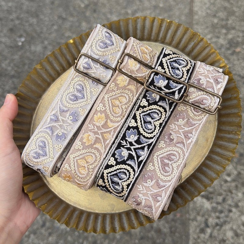 满眼爱心 刺绣手机背带 可调节背带 好烦小姐 - 手机配件 - 其他人造纤维 多色