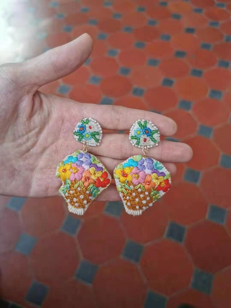 缤纷刺绣花篮耳环耳钉 - 耳环/耳夹 - 绣线 咖啡色