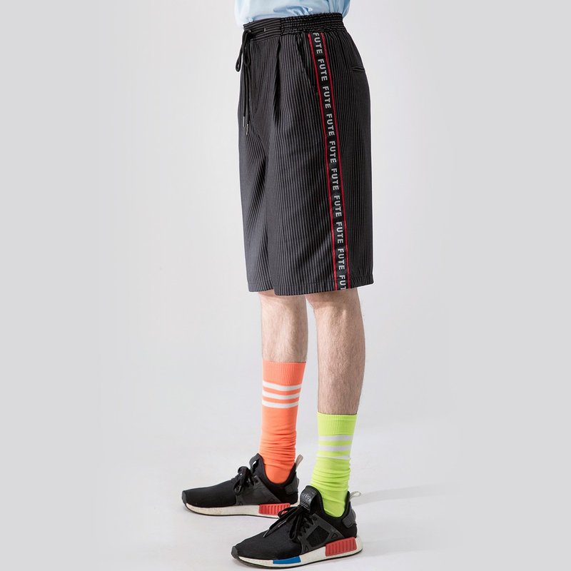 【中性款】 随意宽松 条纹短裤 / 黑白条 - 女装短裤 - 聚酯纤维 黑色