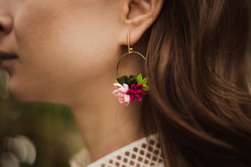 Floral hoop earrings. Pink flowers earrings - 耳环/耳夹 - 粘土 粉红色