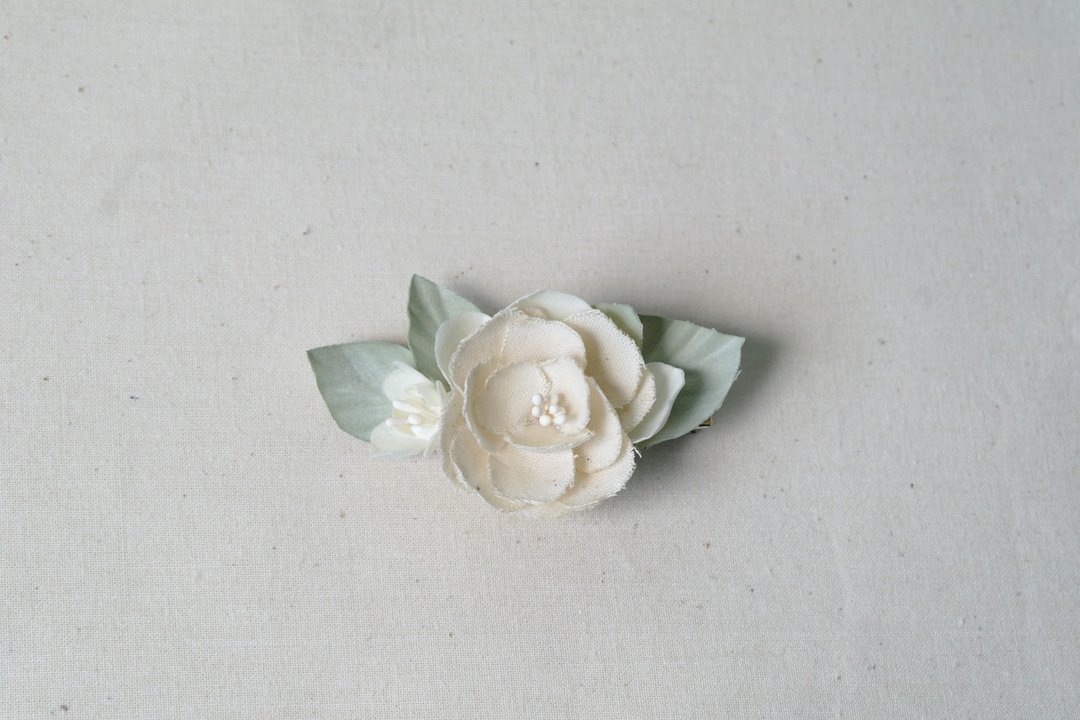 Classic Ivory Camellia Fabric Flower Hair Clip - 发饰 - 棉 白色