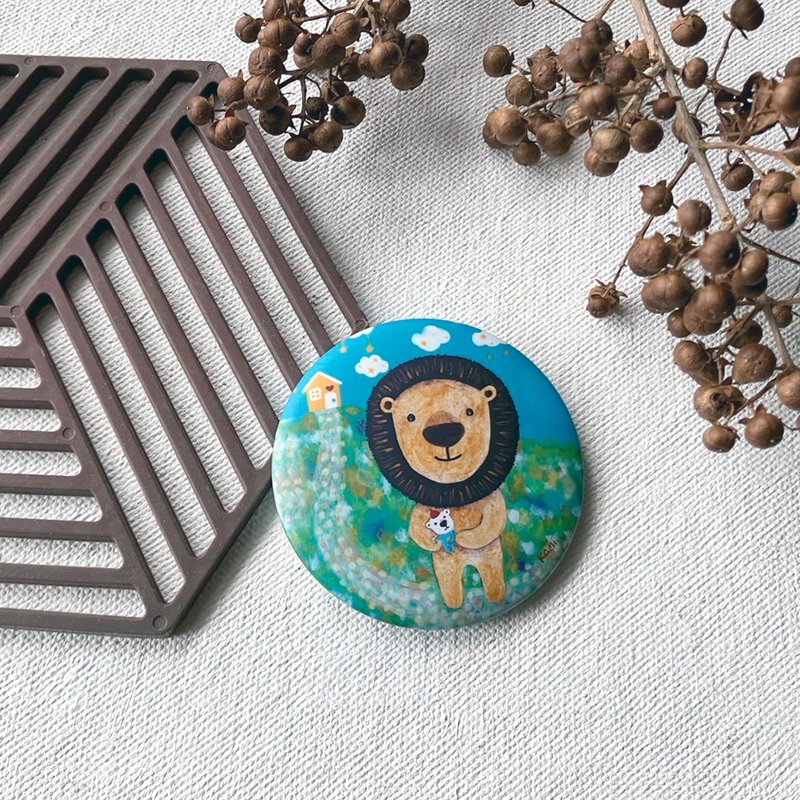 插画雾面大胸章-大头狮在山坡上 - 胸针 - 其他材质 多色