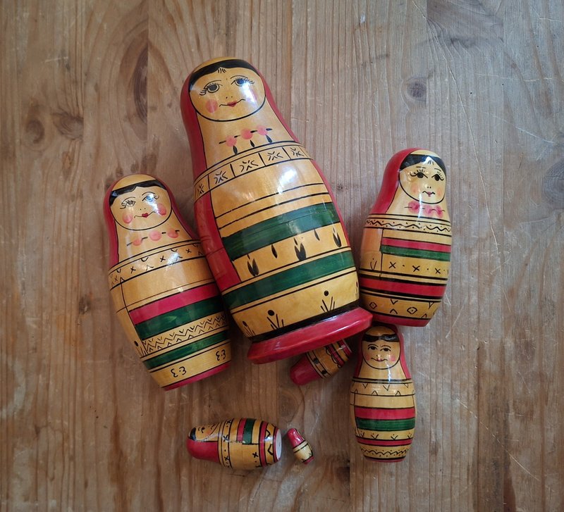 1987 年俄罗斯莫尔多瓦风格七件式木制复古套娃 - 玩具/玩偶 - 木头 