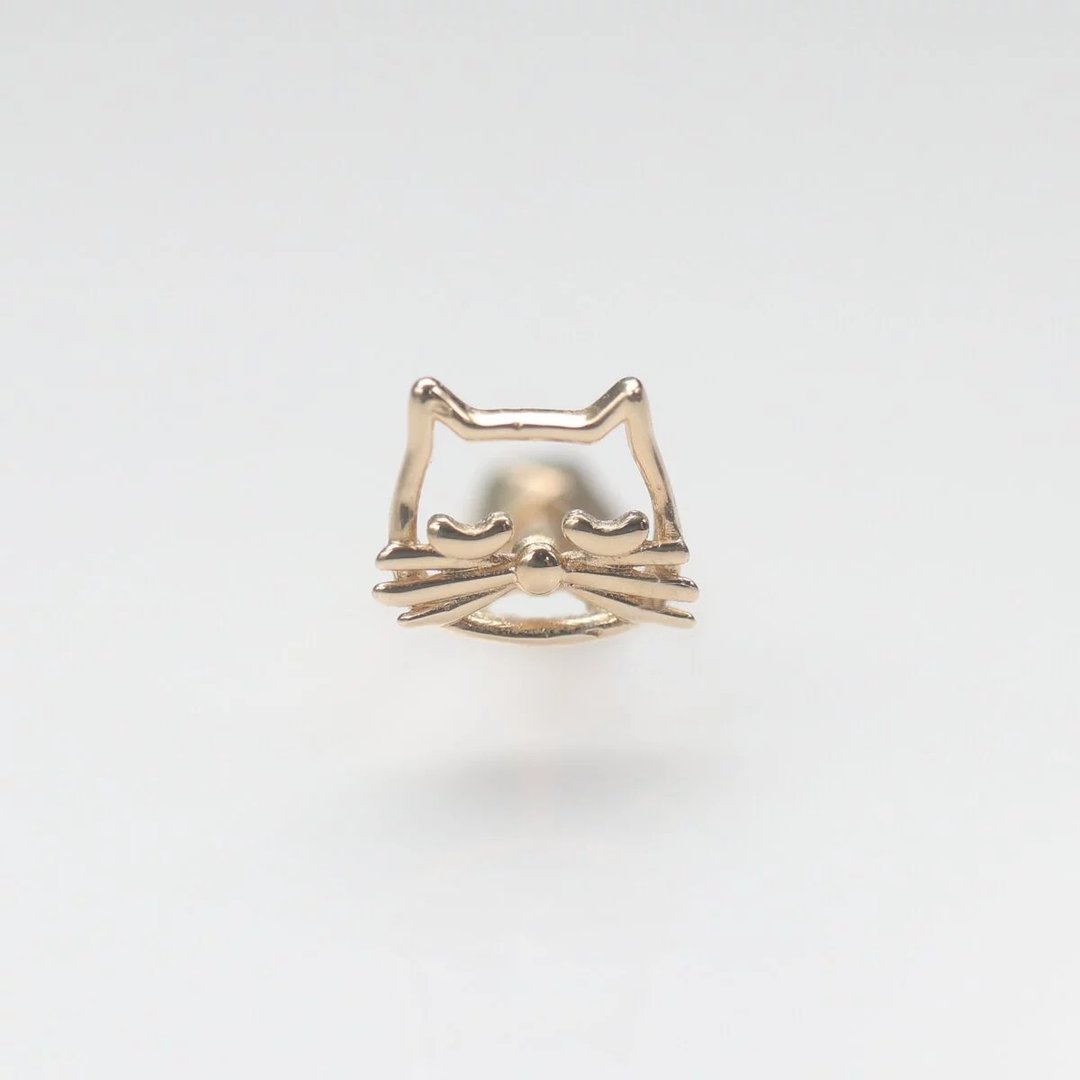 14K Gold Love Cat Piercing 金猫咪锁珠耳环耳骨 耳窝 不退色 - 耳环/耳夹 - 贵金属 金色