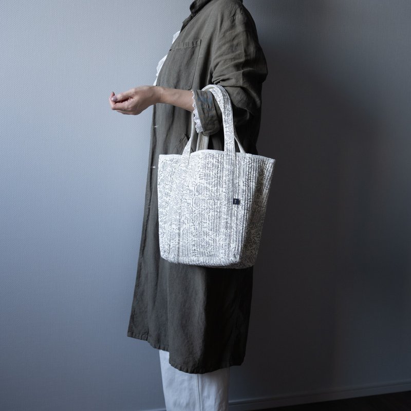 印度木印印花布 × 绗缝直式托特包　白色 - 手提包/手提袋 - 棉．麻 白色