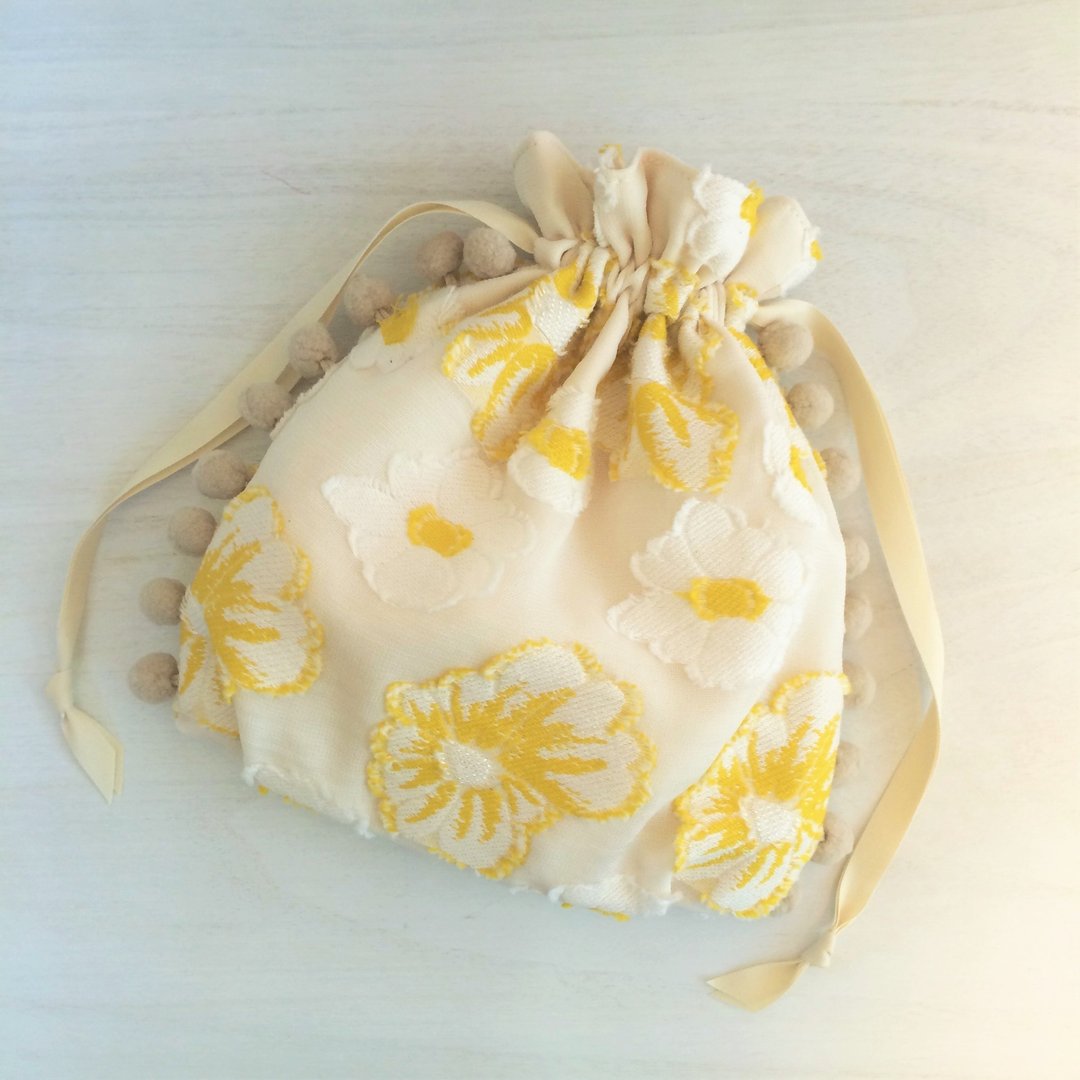 Floral cut jacquard pom drawstring pouch yellow - 化妆包/杂物包 - 棉 黄色