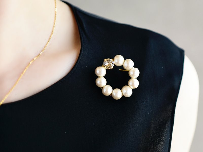 【胸针・S尺寸】棉珍珠 施华洛世奇水晶 圆环 - 胸针 - 珍珠 白色