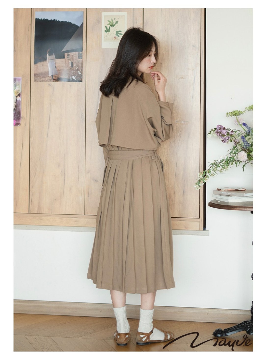 Moonsee 后背风琴褶圆领经典驼色好版型风衣外套连衣裙 - 女装西装外套/风衣 - 聚酯纤维 