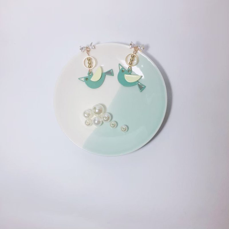 SUNNIE DESIGN 森林翱翔的小鸟耳环 - 耳环/耳夹 - 其他金属 绿色