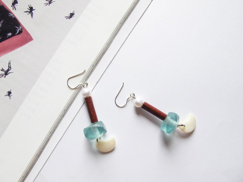 mint neiff-切割冰块石上漆木管珠月亮耳环(可改夹式) - 耳环/耳夹 - 宝石 蓝色