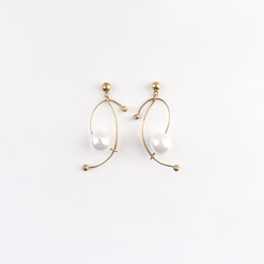 谩舞耳环 (贝珠) - Dancing Earrings (shell) - 耳环/耳夹 - 宝石 金色