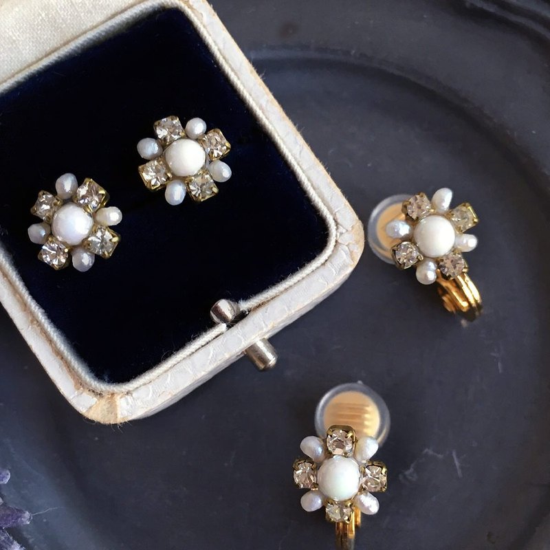 14Kgf Vintage Swarovski and Freshwater Pearl Flower Bijou Pierce or Painless Ear Clips / Brass Ear Needles / Ears - 耳环/耳夹 - 宝石 白色