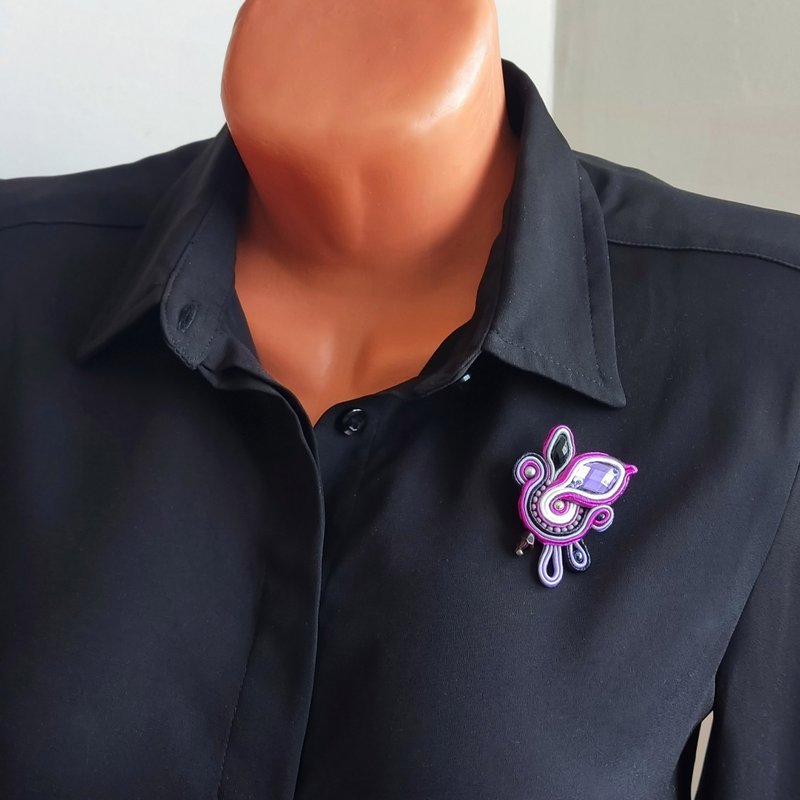 粉色苏绣胸针，串珠莱茵石胸针，紫色别针，苏绣饰品 - 胸针 - 水晶 粉红色