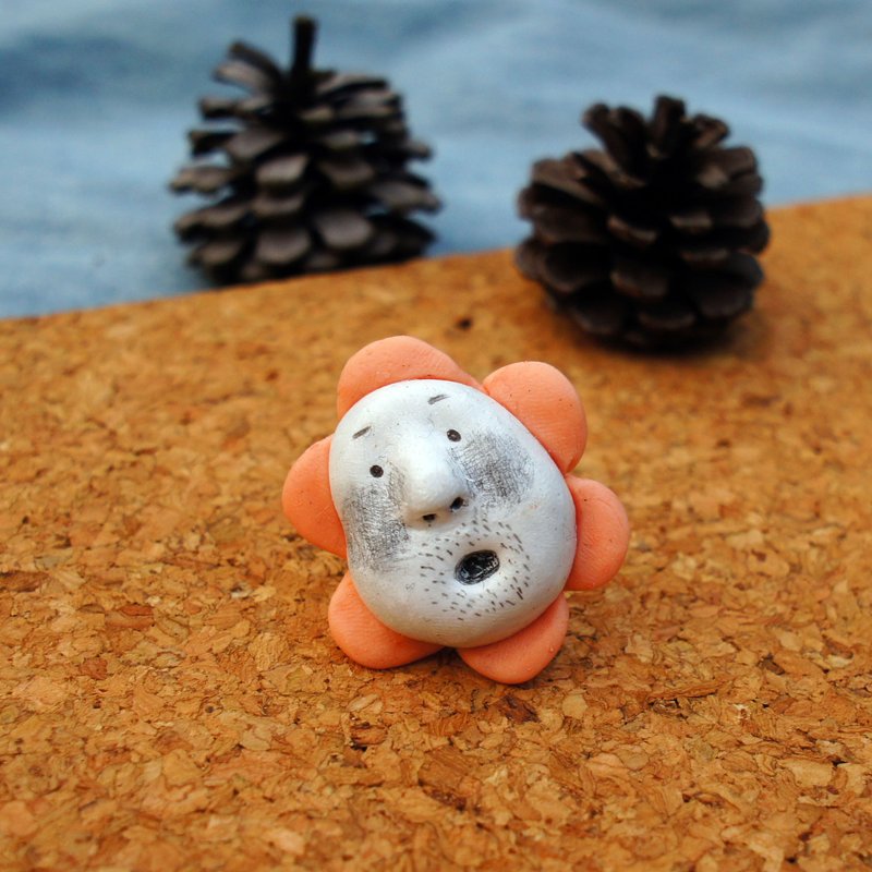 手绘花花老顽童戒指 (可改做扣针 ∕ 心口针) (软陶) (Polymer Clay) - 戒指 - 粘土 白色