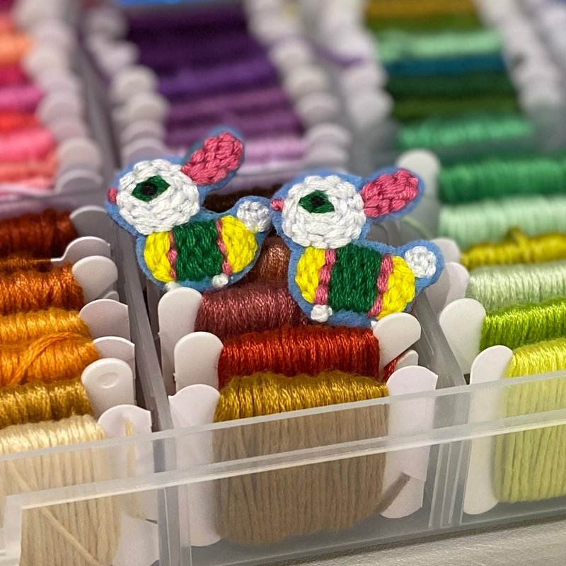 中秋传统小兔灯笼刺绣耳环 - 耳环/耳夹 - 绣线 