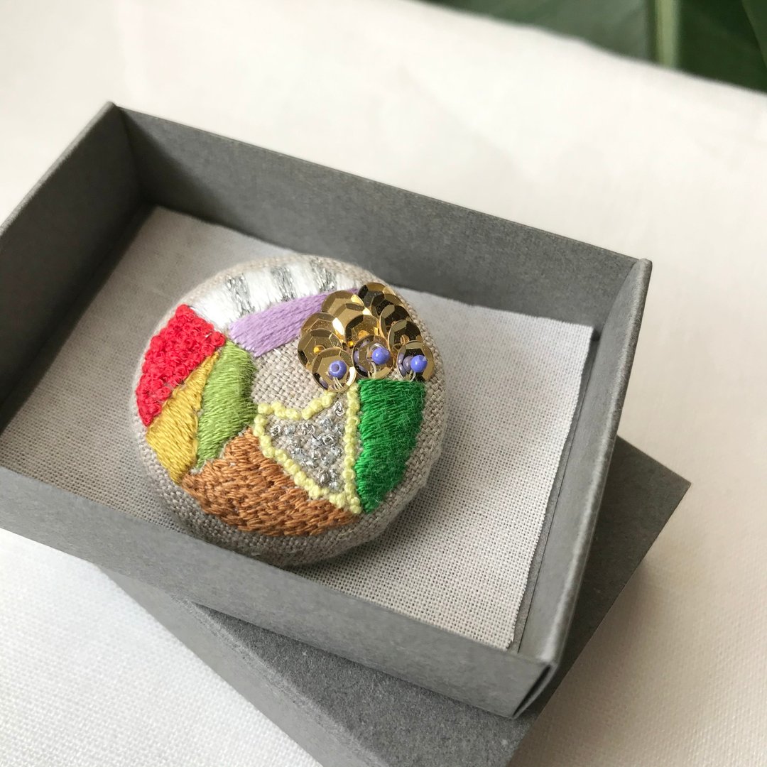 手工刺繍 Linen Brooch 大人胸针 - 胸针 - 绣线 多色