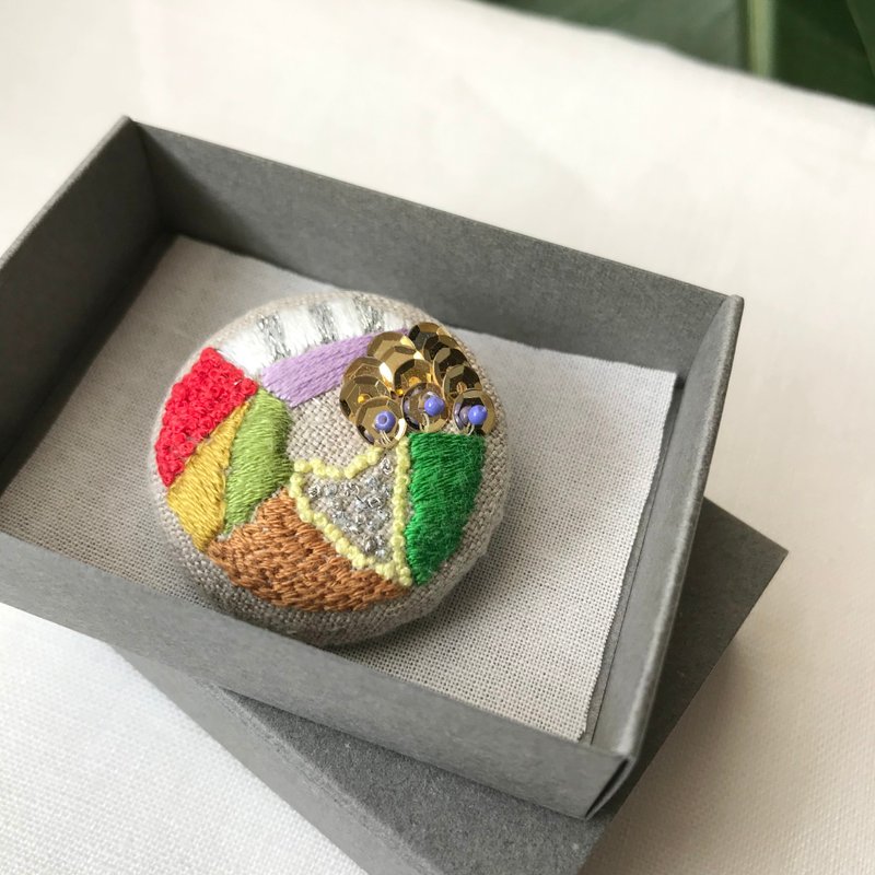 手工刺繍 Linen Brooch 大人胸针 - 胸针 - 绣线 多色