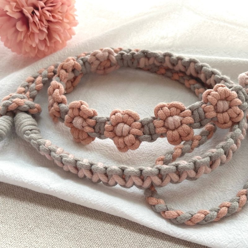 定制化/自选色| 小花可调节长版挂绳-V字设计背带 - 挂绳/吊绳 - 棉．麻 