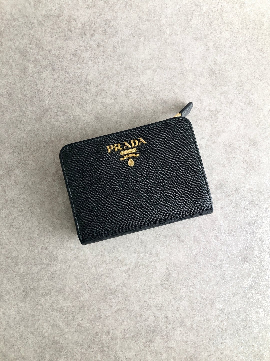 【日本直送 品牌二手包包】PRADA普拉达钱包黑标志Saffiano对折钱包复古老yiurk4 - 皮夹/钱包 - 真皮 黑色