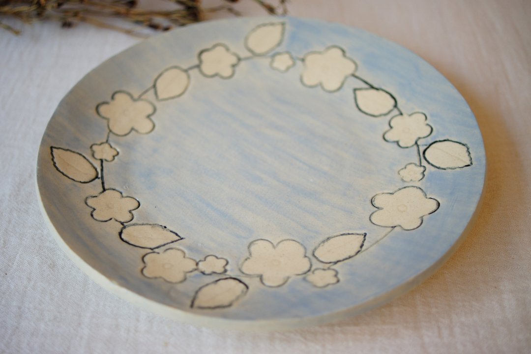 手作粉引花皿 蓝楹18.5cm 餐盘 花盘 圆盘 - 盘子/餐盘/盘架 - 陶 咖啡色