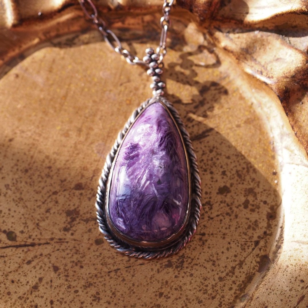 大颗 紫龙晶 查罗石 手工纯银项链 硫化处理 Charoite - 项链 - 半宝石 紫色