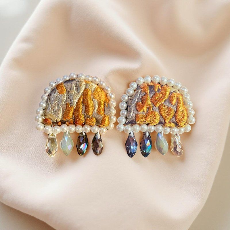 100%手工造型刺绣水钻耳环—绣韵流光 - 耳环/耳夹 - 绣线 