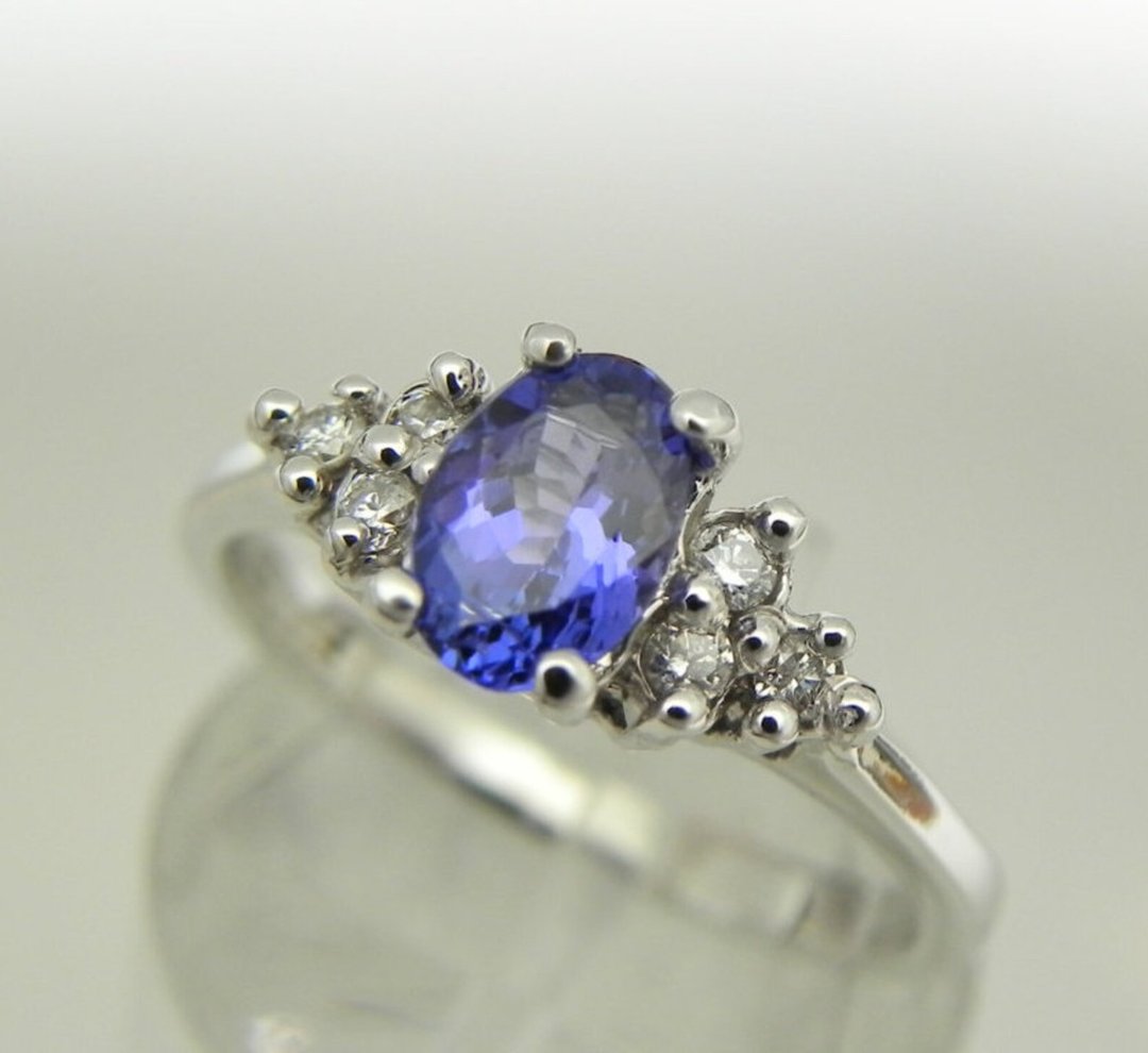 AAA+ 级纯天然坦桑石，色泽浓郁鲜艳，重达 0.60 克拉，搭配 14K 白金戒台镶嵌 0.12 克拉美钻，产品编号 1032。 - 戒指 - 宝石 蓝色
