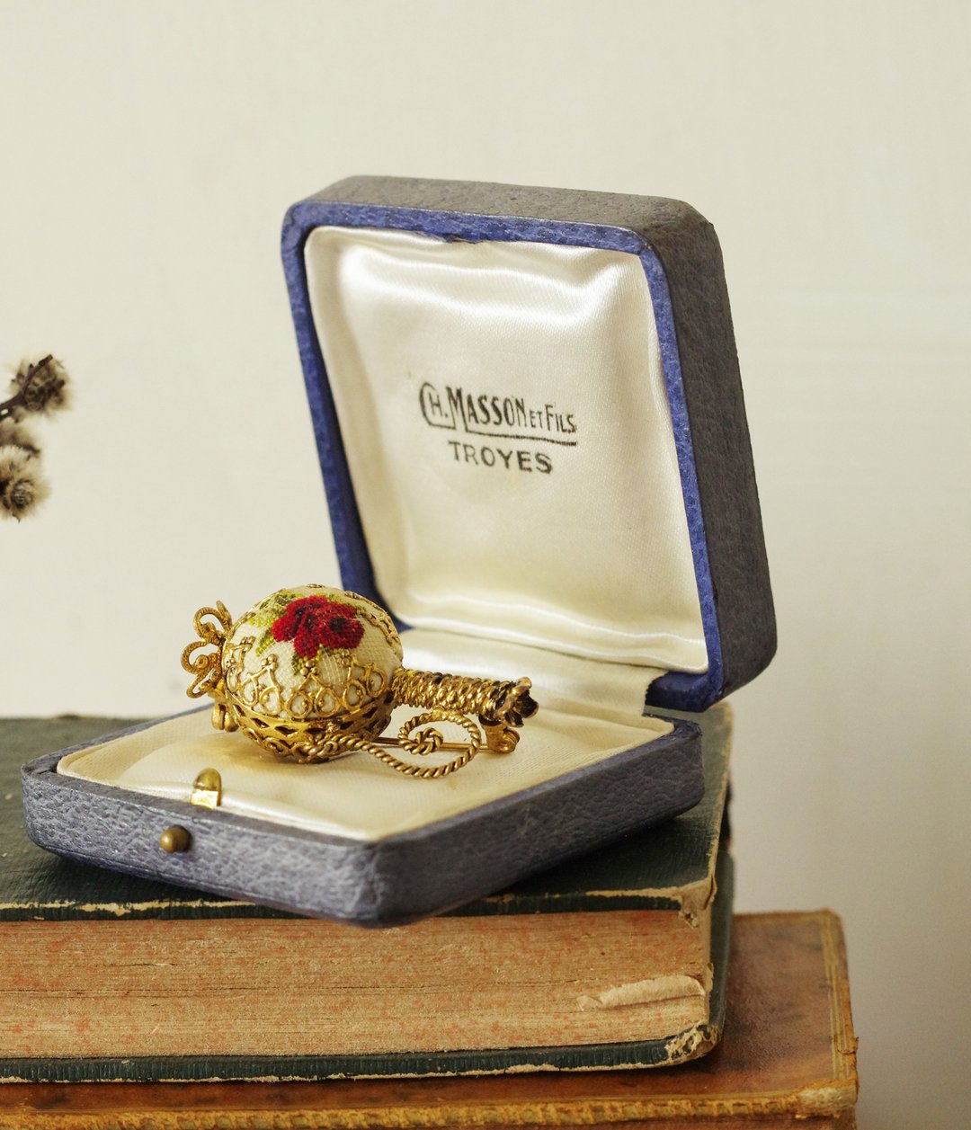 -老又好古董珠宝 深蓝色皮革方形珠宝盒展示盒 W748 - 胸针 - 其他金属 金色