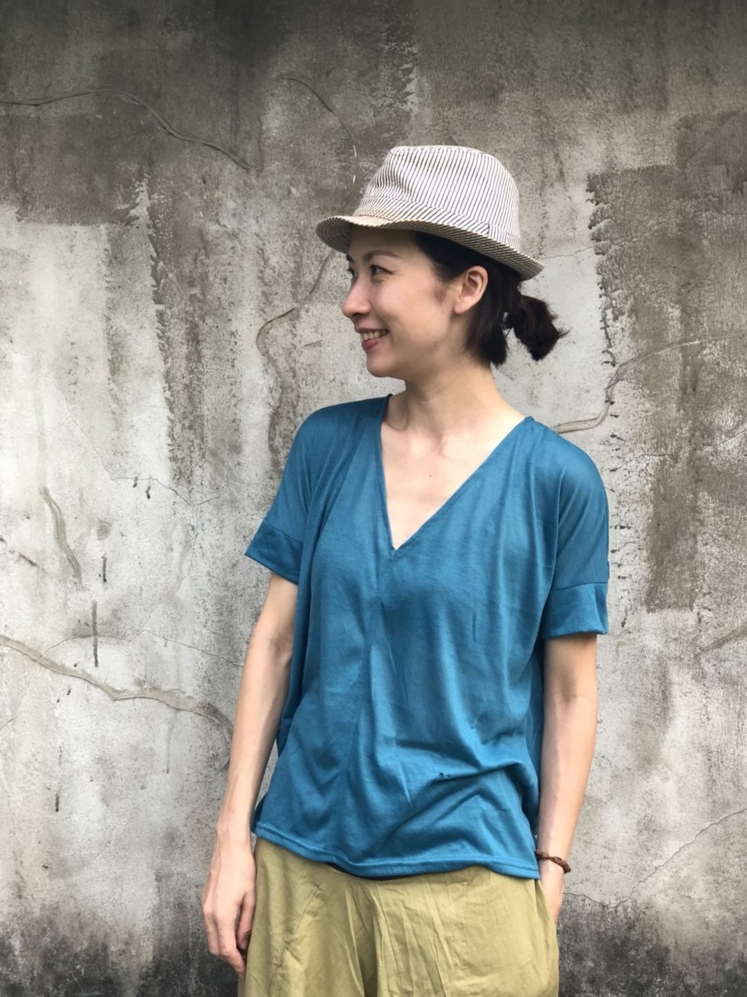 ginagypsy莱卡V领弹性上衣 - 女装上衣 - 其他材质 蓝色