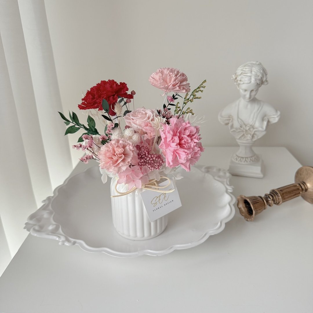 SEE 看见花艺设计 |永生康乃馨 | 母亲节 | 赤忱康乃馨扩香花瓶 - 干燥花/捧花 - 植物．花 