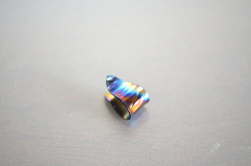Titanium ear cuff・水滴形钛金属耳骨夹=樱花与蓝=C - 耳环/耳夹 - 其他金属 多色