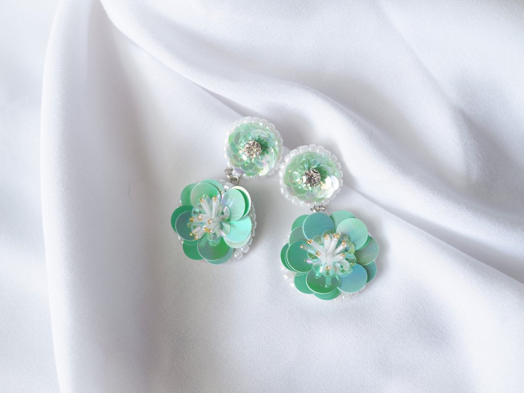 Flower circle earrings green bead embroidery | Stud and Clip-on earrings - 耳环/耳夹 - 绣线 绿色