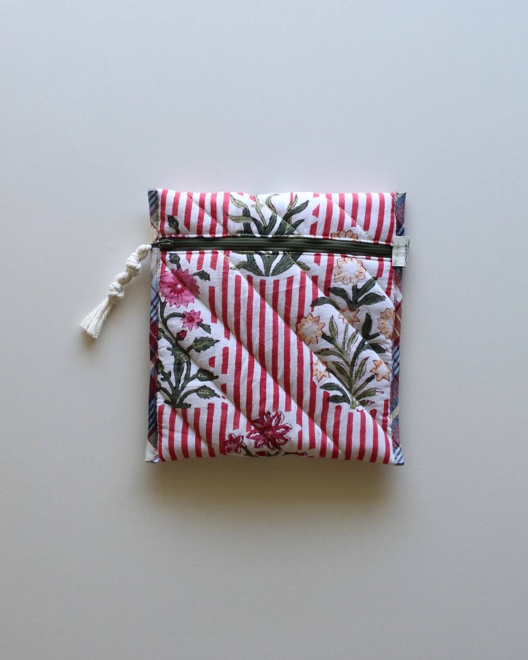 Block quilt Book Sleeve。 / red stripe - 化妆包/杂物包 - 棉．麻 红色