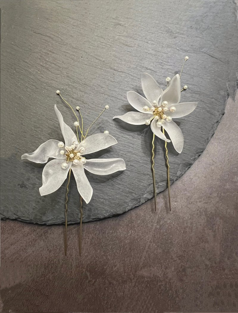 冒牌老板娘 Kingboss塑片白花珍珠发叉头饰组。A - 发饰 - 其他金属 白色