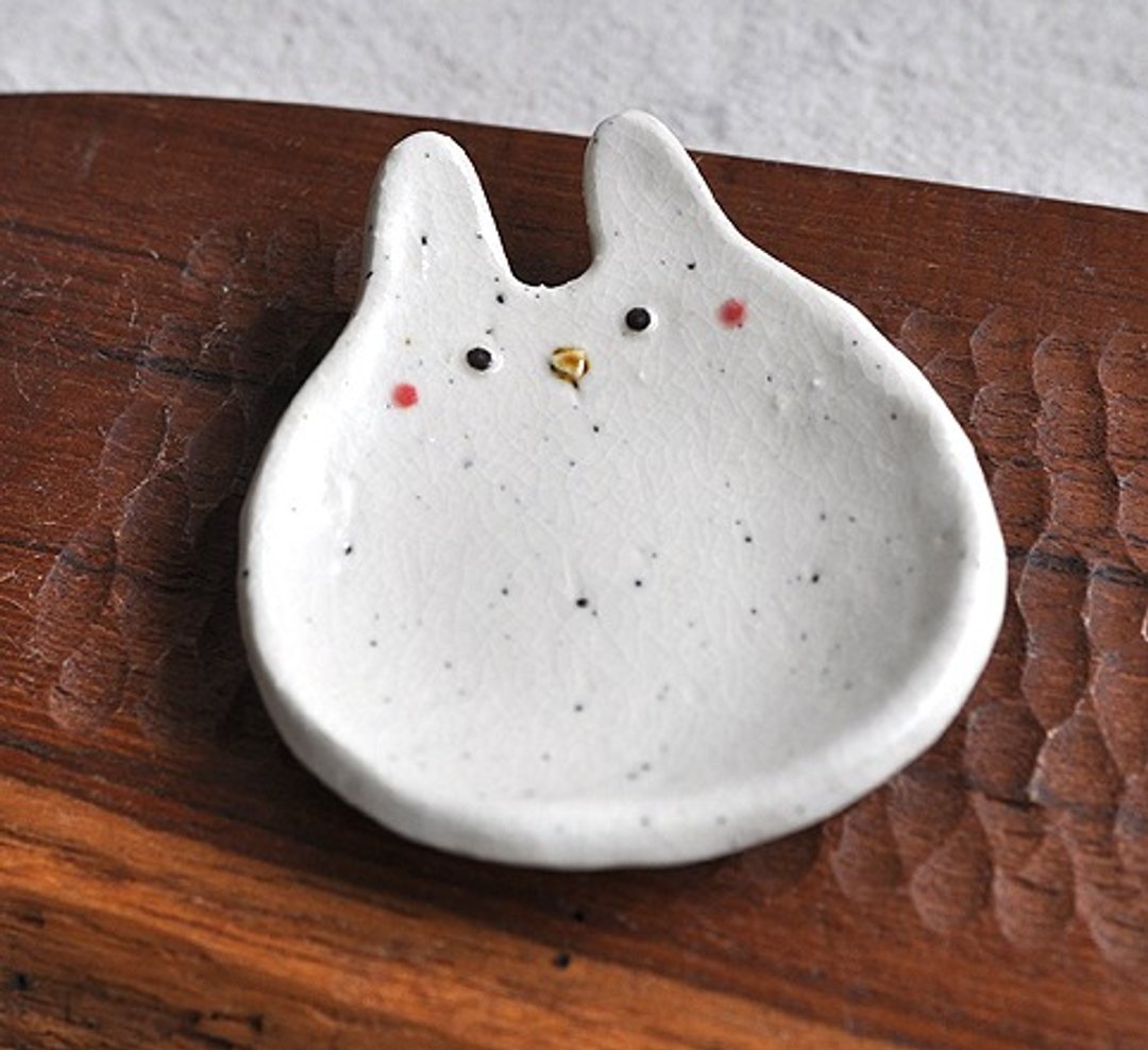 small dish with a rabbit design. - 浅碟/小碟子 - 陶 白色
