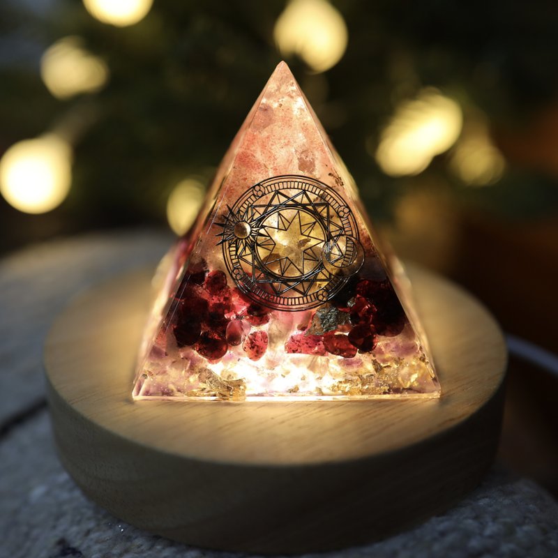 【招桃花】爱恋魔法阵奥刚大金字塔小夜灯Orgonite奥根塔草莓晶 - 灯具/灯饰 - 水晶 粉红色