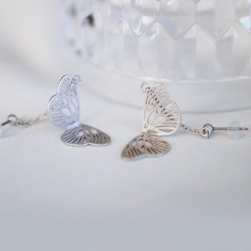 Shimmering feather earrings (silver) -Pair- - 耳环/耳夹 - 宝石 银色