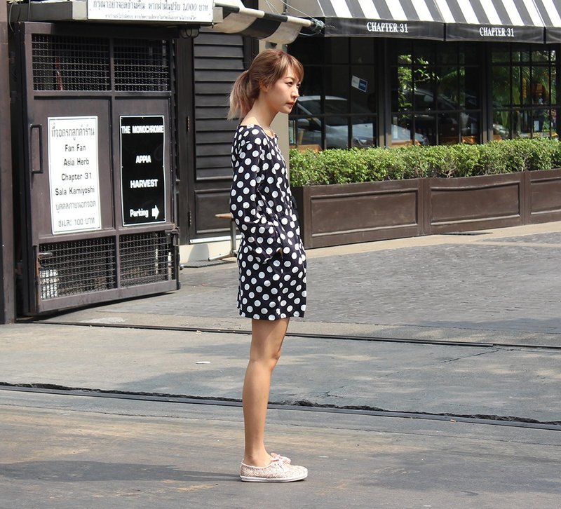 黑色白圆点棉质短版洋装 (Mini Tart Dress) - 洋装/连衣裙 - 其他材质 黑色