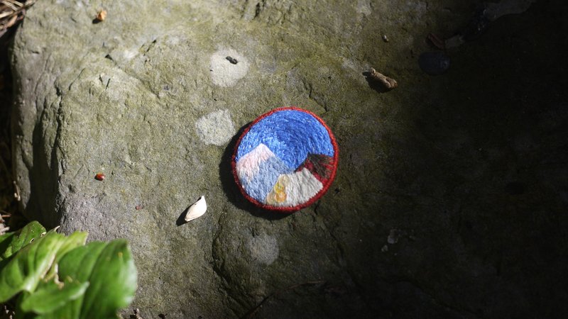 【宁静的夜晚】手工刺绣/胸针别针 - 胸针 - 绣线 