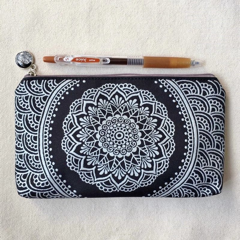 手绘收纳包 铅笔袋 化妆包 收纳袋 拉链 笔盒 钱包 手机袋 笔袋 零钱包 银 黑色 Henna Mandala 设计 彩绘 汉娜 蔓蒂 曼陀罗 禅绕 民族 印度彩绘 帆布 - 化妆包/杂物包 - 棉．麻 黑色